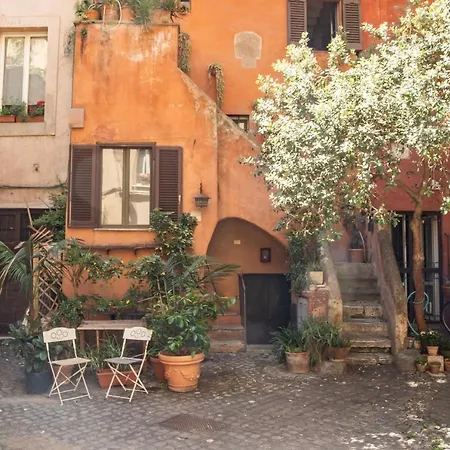 The Red House At Arco Degli Acetari * Rome