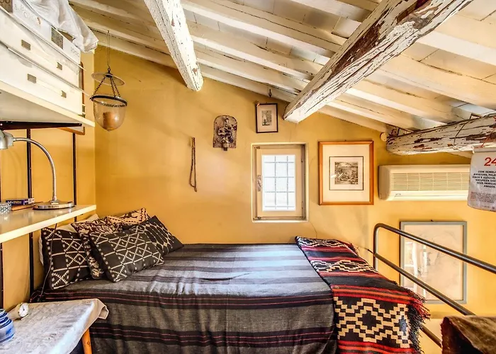 The Red House At Arco Degli Acetari Rome